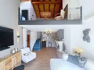 Soggiorno; pavimento in legno, luce naturale, stile moderno