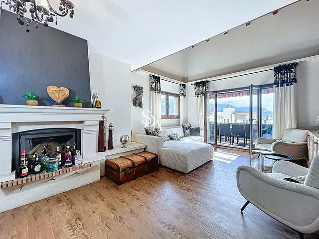 Kuchyně; kuchyňské spotřebiče, dlažba, přirozené světlo, moderní styl