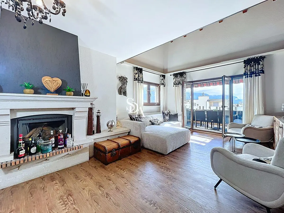 Cucina; elettrodomestici, pavimento in piastrelle, luce naturale, stile moderno