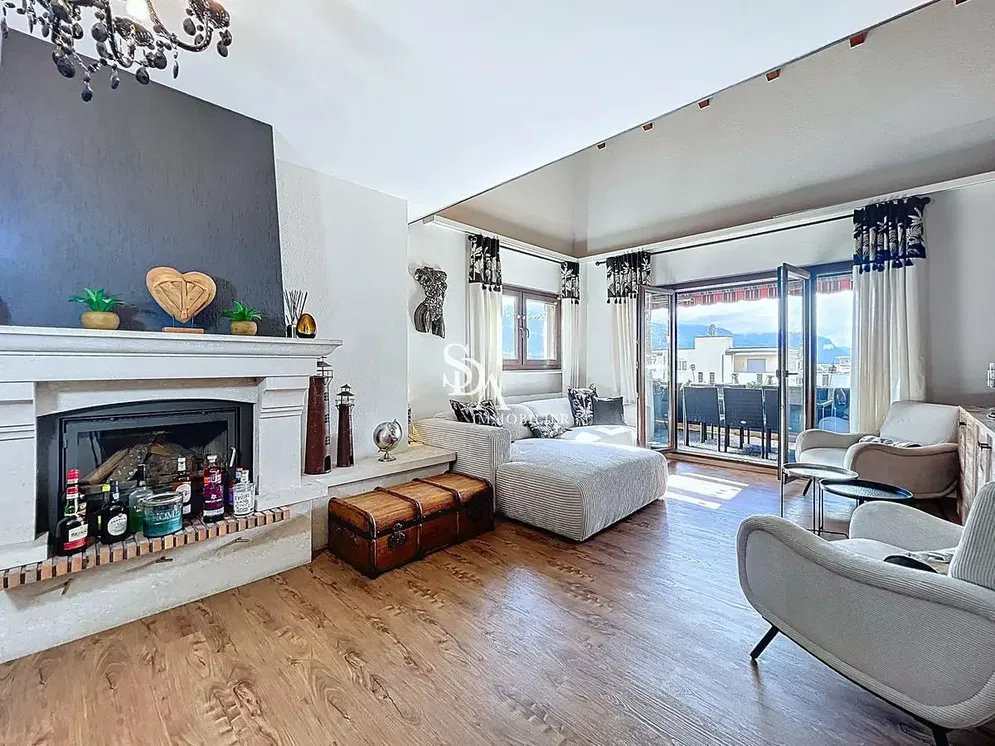 Cucina; elettrodomestici, pavimento in piastrelle, luce naturale, stile moderno