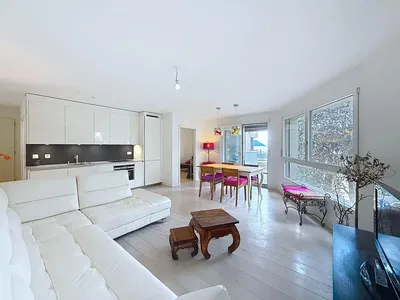 Кухиња; кухињски апарати, дрвени под, природно светло, модерни стил