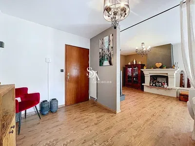 Cucina; elettrodomestici, pavimento in legno, luce naturale, stile moderno