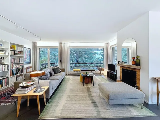 Kuchnia; sprzęt kuchenny, podłoga drewniana, światło dzienne, styl nowoczesny