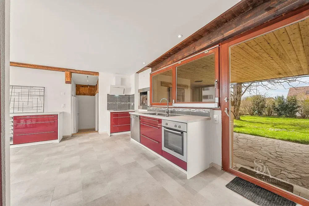 Cuisine; électroménager, parquet, lumière naturelle, style moderne