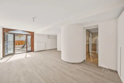 Cuisine; électroménager, parquet, lumière naturelle, style moderne