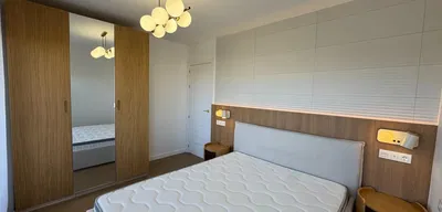 Кухиња; кухињски апарати, дрвени под, природно светло, модерни стил