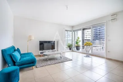 Κουζίνα; συσκευές κουζίνας, ξύλινο πάτωμα, φυσικό φως, μοντέρνο στυλ