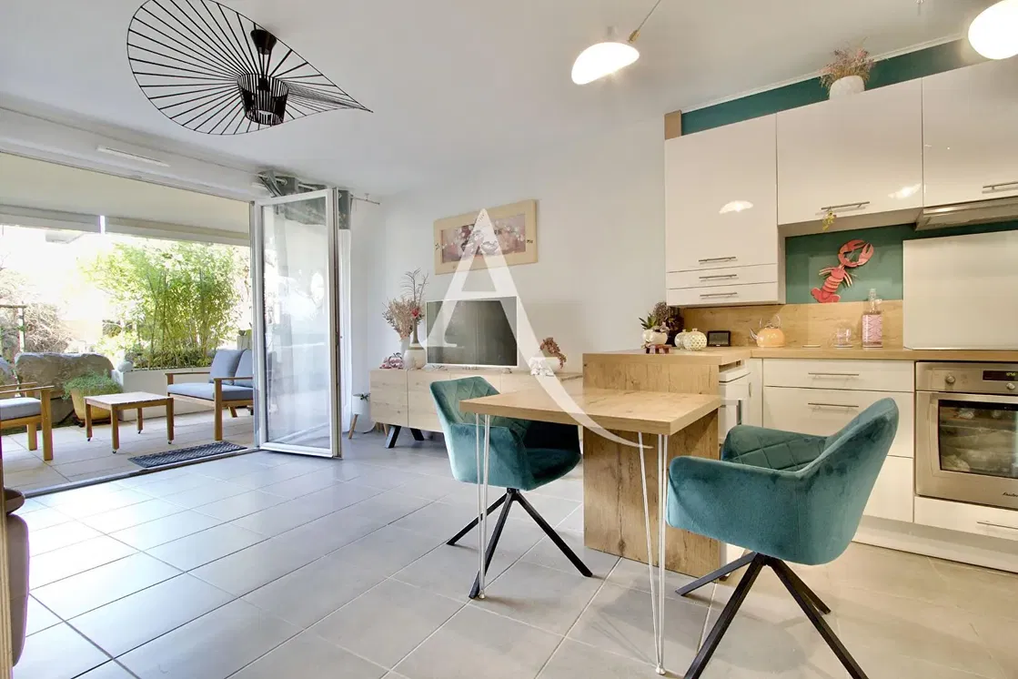 Кухня; кухненски уреди, дървен под, естествена светлина, модерен стил