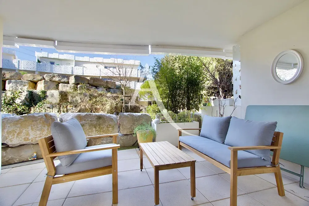 Кухня; кухненски уреди, дървен под, естествена светлина, модерен стил