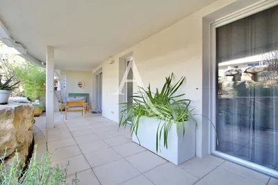 Кухня; кухненски уреди, дървен под, естествена светлина, модерен стил