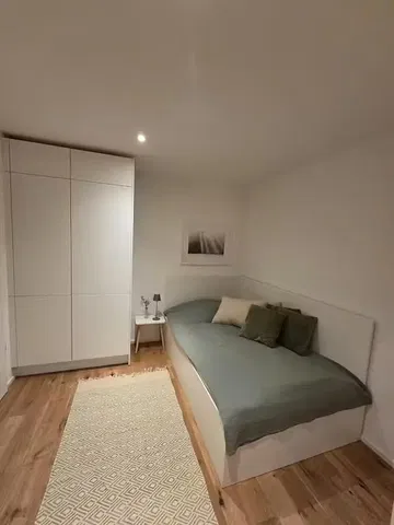 Kuchnia; sprzęt kuchenny, podłoga drewniana, światło dzienne, styl nowoczesny