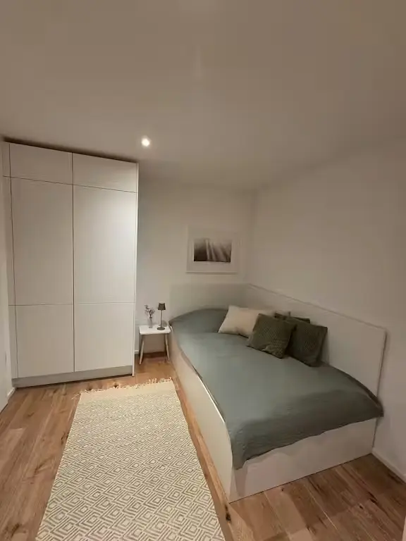 Kuchnia; sprzęt kuchenny, podłoga drewniana, światło dzienne, styl nowoczesny