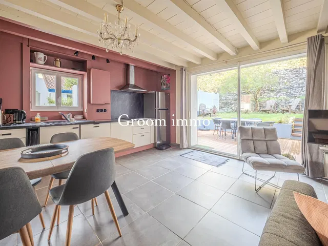 Küche; küchengeräte, holzboden, tageslicht, moderner stil