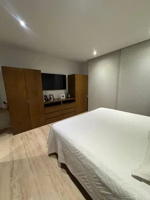 Kuchnia; sprzęt kuchenny, podłoga drewniana, światło dzienne, styl nowoczesny