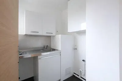 Kuchyně; kuchyňské spotřebiče, dřevěná podlaha, přirozené světlo, moderní styl