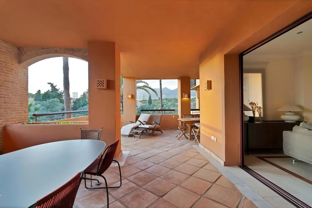 Κουζίνα; συσκευές κουζίνας, ξύλινο πάτωμα, φυσικό φως, μοντέρνο στυλ