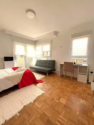 Keuken; keukenapparatuur, houten vloer, natuurlijk licht, moderne stijl