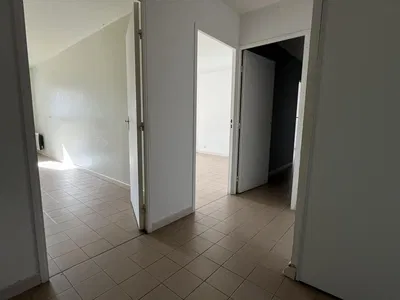 Cocina; electrodomésticos, suelo de madera, luz natural, estilo moderno