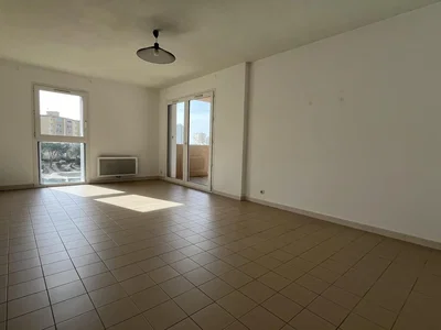 Cocina; electrodomésticos, suelo de madera, luz natural, estilo moderno