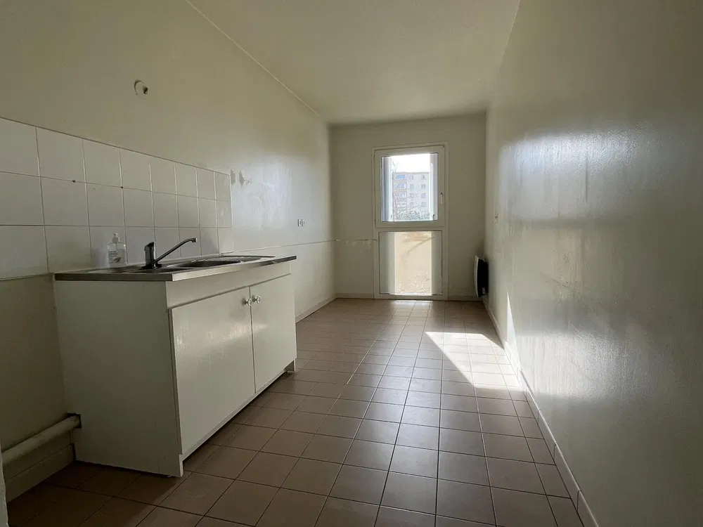 Cocina; electrodomésticos, suelo de madera, luz natural, estilo moderno