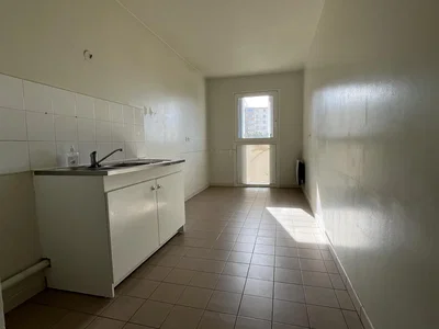 Cocina; electrodomésticos, suelo de madera, luz natural, estilo moderno