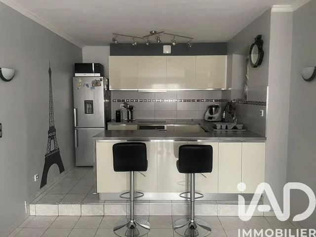 Küche; küchengeräte, holzboden, tageslicht, moderner stil