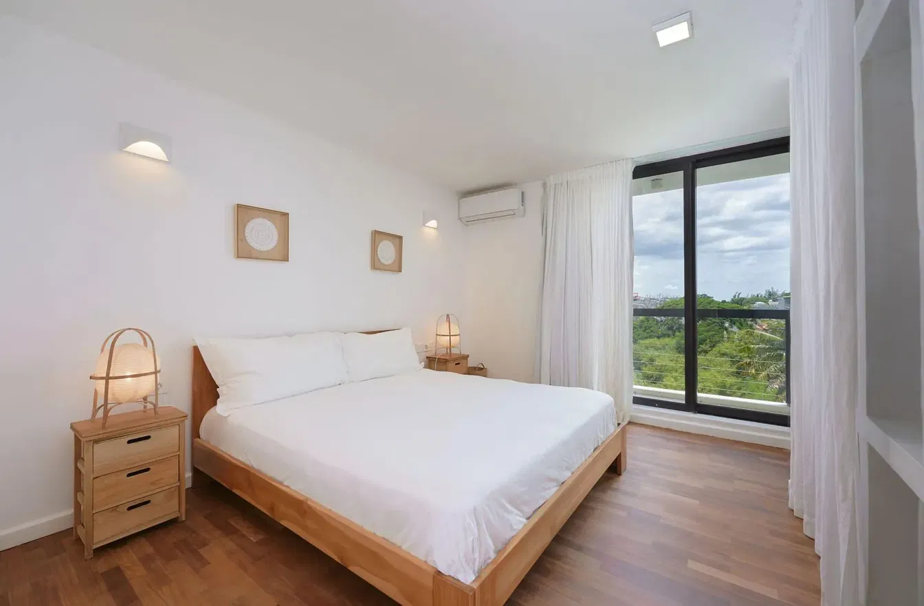 Küche; küchengeräte, holzboden, tageslicht, moderner stil