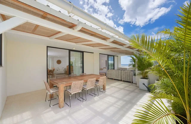 Sala de estar; chão de madeira, luz natural, estilo moderno