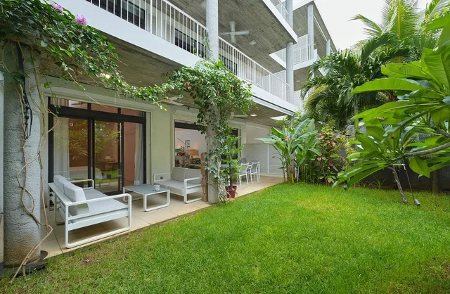 Küche; küchengeräte, holzboden, tageslicht, moderner stil