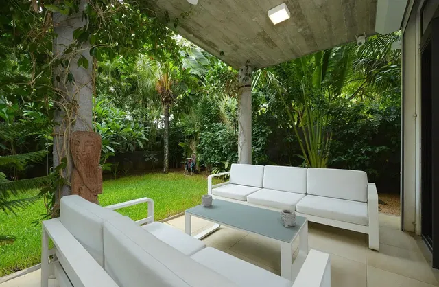 Küche; küchengeräte, holzboden, tageslicht, moderner stil