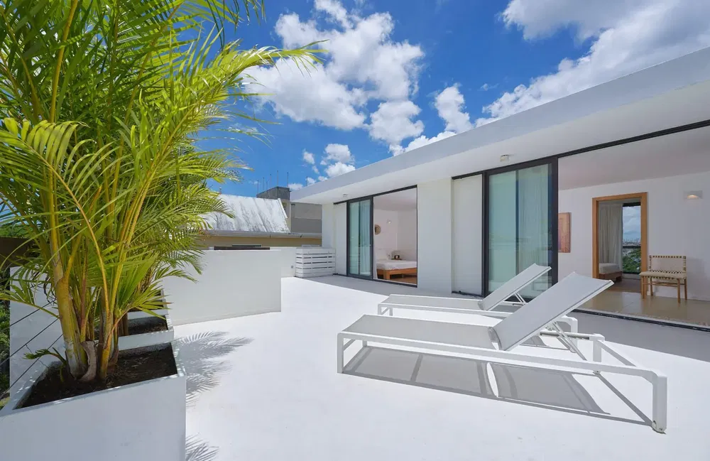 Mutfak; mutfak aletleri, ahşap zemin, doğal ışık, modern stil