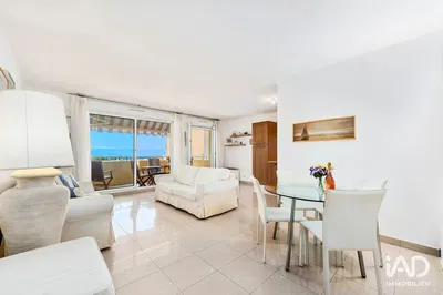 Cuisine; électroménager, parquet, lumière naturelle, style moderne