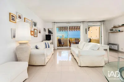 Cuisine; électroménager, parquet, lumière naturelle, style moderne