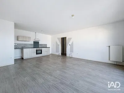 Kuhinja; kućanski aparati, drveni pod, prirodna svjetlost, moderan stil