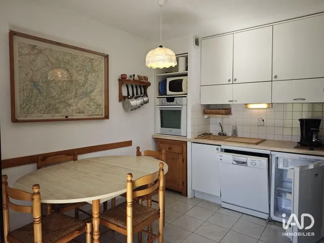 Κουζίνα; συσκευές κουζίνας, ξύλινο πάτωμα, φυσικό φως, μοντέρνο στυλ