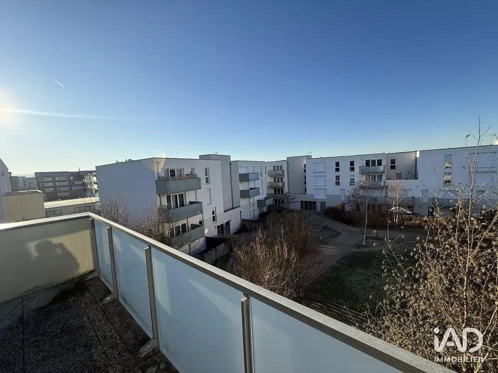 Dnevni boravak; drveni pod, prirodna svjetlost, moderan stil