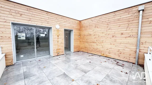 Κουζίνα; συσκευές κουζίνας, ξύλινο πάτωμα, φυσικό φως, μοντέρνο στυλ