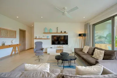 Cuisine; électroménager, parquet, lumière naturelle, style moderne