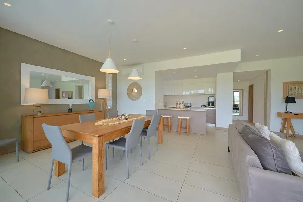 Cuisine; électroménager, parquet, lumière naturelle, style moderne