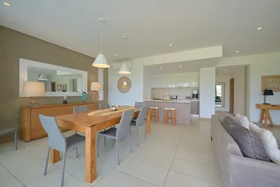 Cuisine; électroménager, parquet, lumière naturelle, style moderne