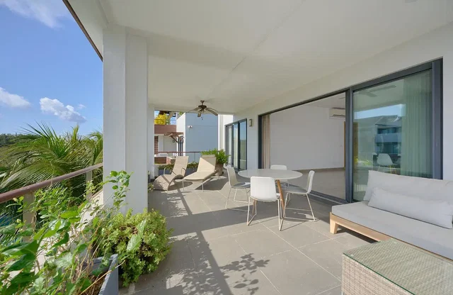 Salon; podłoga drewniana, światło dzienne, styl nowoczesny