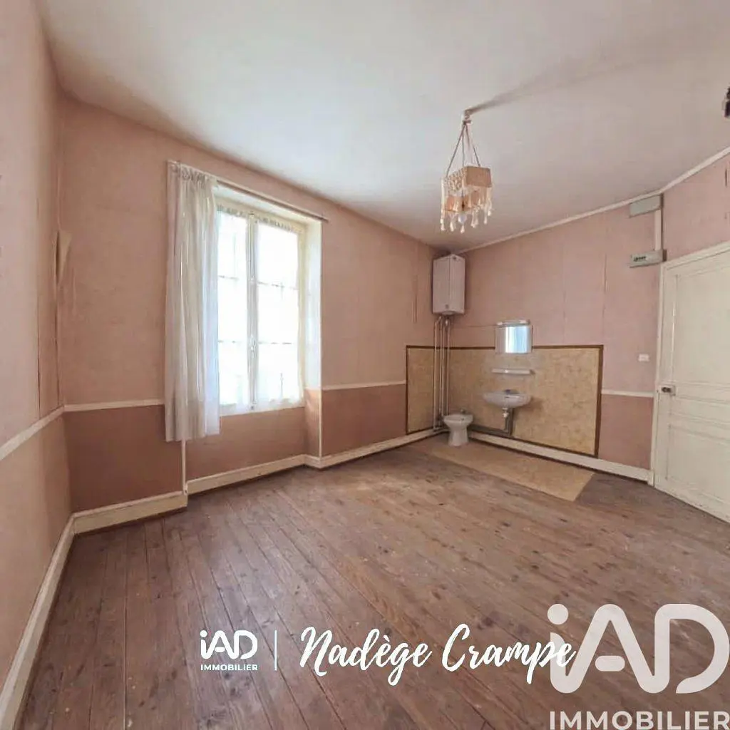 Кухиња; кухињски апарати, дрвени под, природно светло, модерни стил