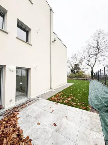 Cucina; elettrodomestici, pavimento in legno, luce naturale, stile moderno