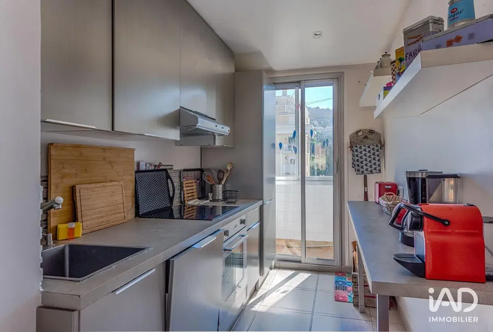 Κουζίνα; συσκευές κουζίνας, ξύλινο πάτωμα, φυσικό φως, μοντέρνο στυλ