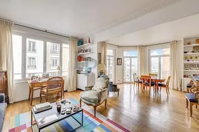 Salon; parquet, lumière naturelle, style moderne