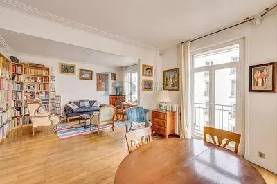 Salon; parquet, lumière naturelle, style moderne