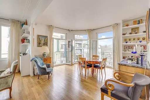 Cuisine; électroménager, parquet, lumière naturelle, style moderne