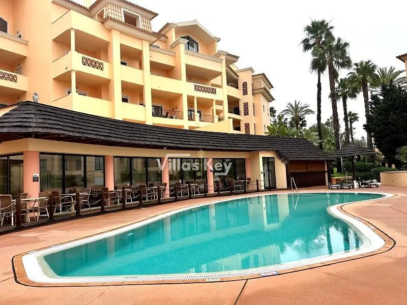 Keuken; keukenapparatuur, houten vloer, natuurlijk licht, moderne stijl