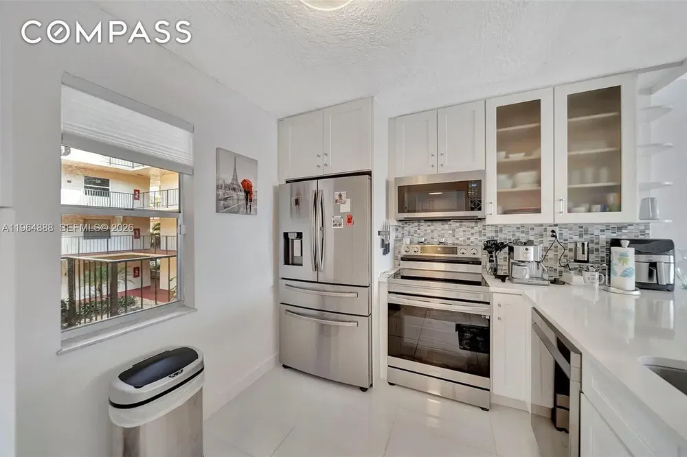 Cuisine; électroménager, parquet, lumière naturelle, style moderne