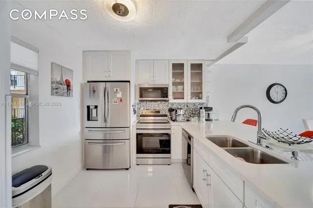 Κουζίνα; συσκευές κουζίνας, ξύλινο πάτωμα, φυσικό φως, μοντέρνο στυλ